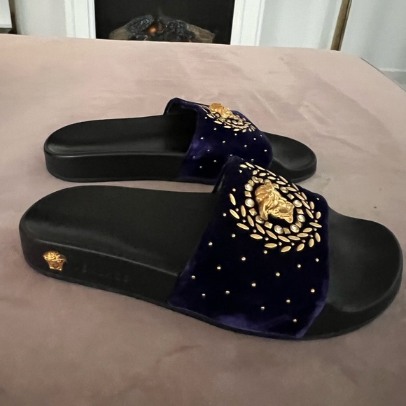 Velvet Versace sandals in the best condition, adorned with a gold Medusa. - Picture 2 of 4